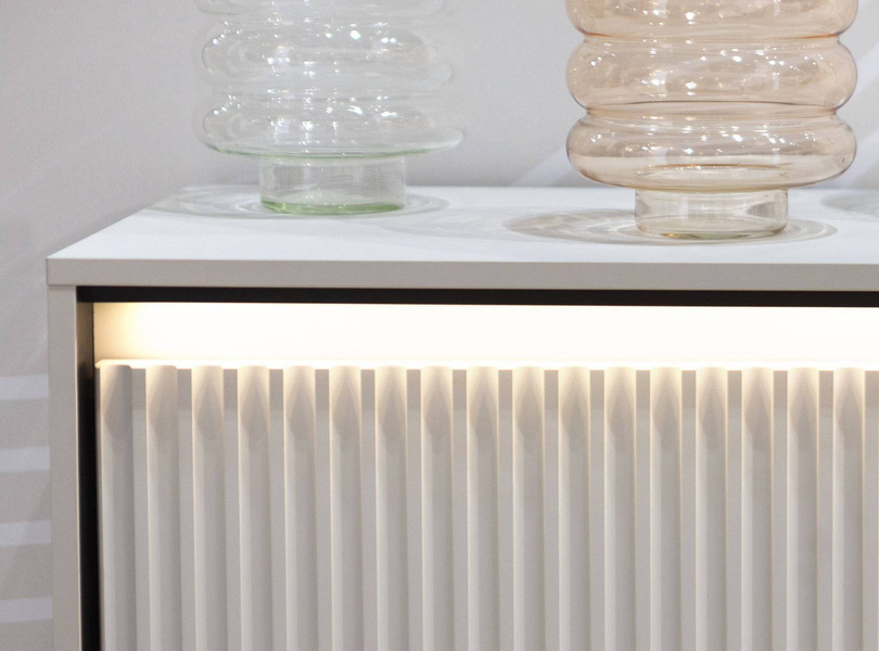 TREND TR-04 - Komoda 4-drzwiowa Z Oświetleniem Biała/Czarna