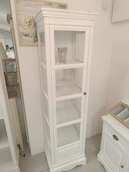 Latina 04 Witryna 1D biała_01