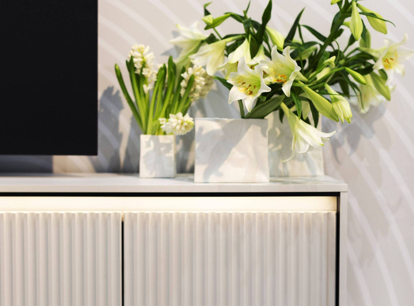 TREND TR-04 - Komoda 4-drzwiowa Z Oświetleniem Biała/Czarna